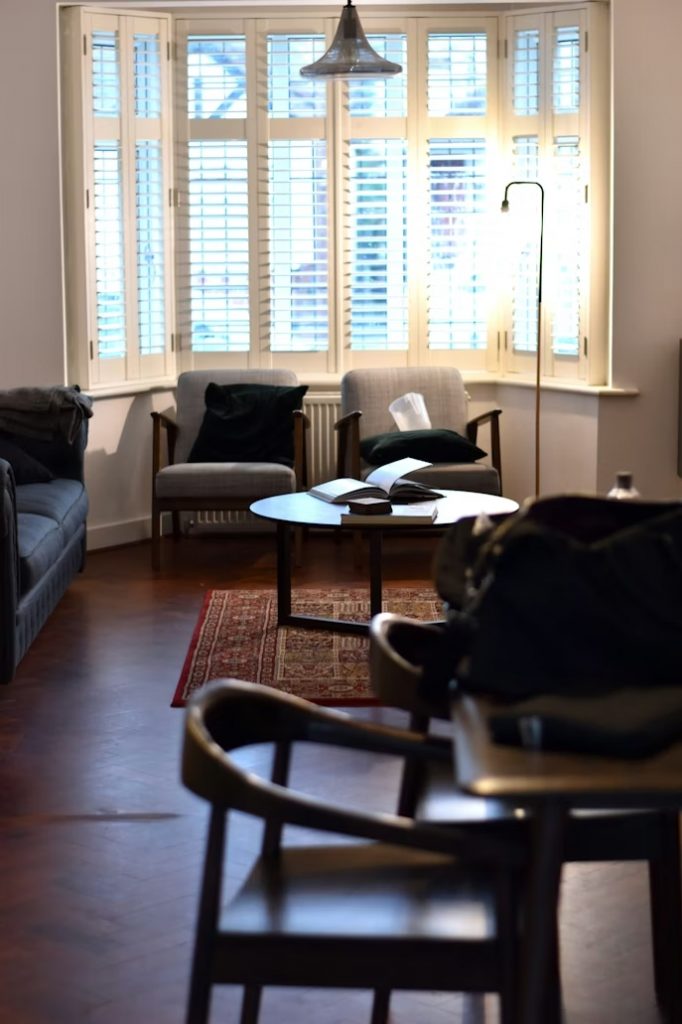 Detalle de aislamiento térmico y protección solar para mantener la vivienda fresca