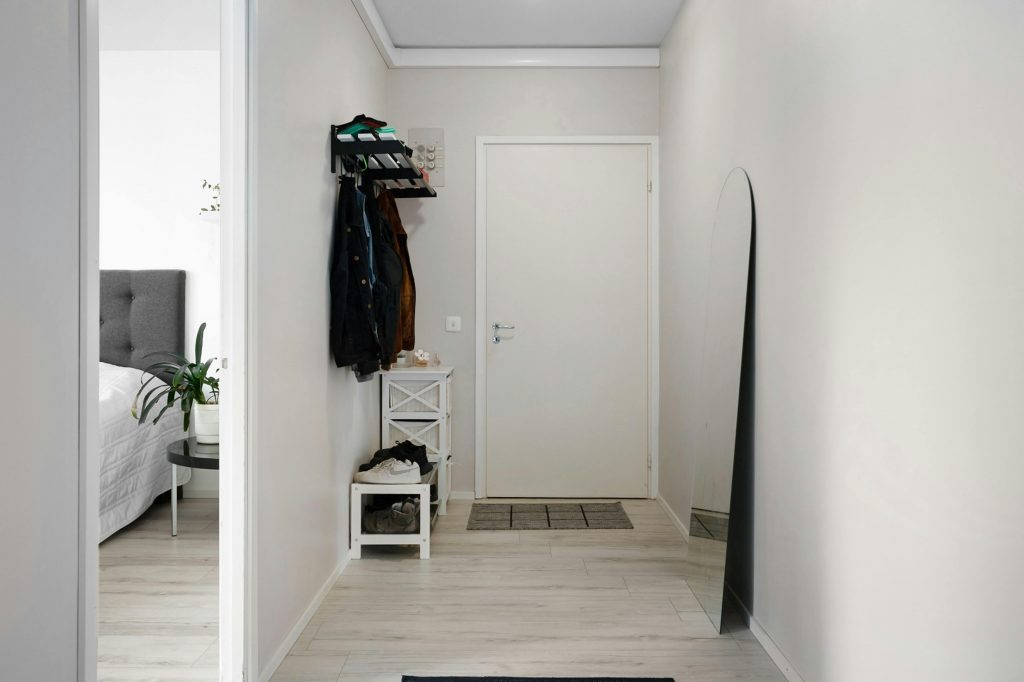 Organización higiénica y almacenaje abierto en un mudroom moderno