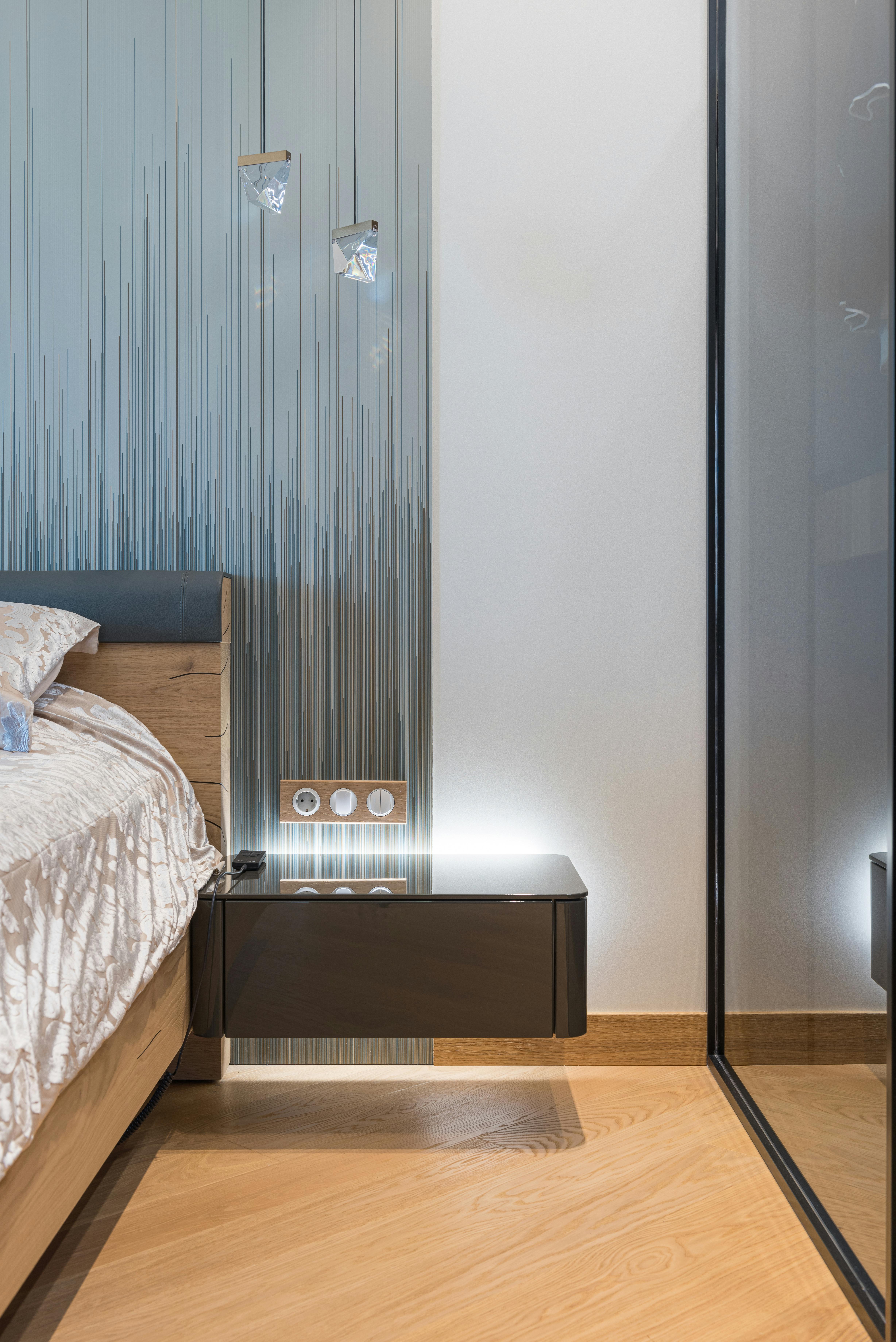 Dormitorio minimalista con mesita y muebles que no toquen el suelo