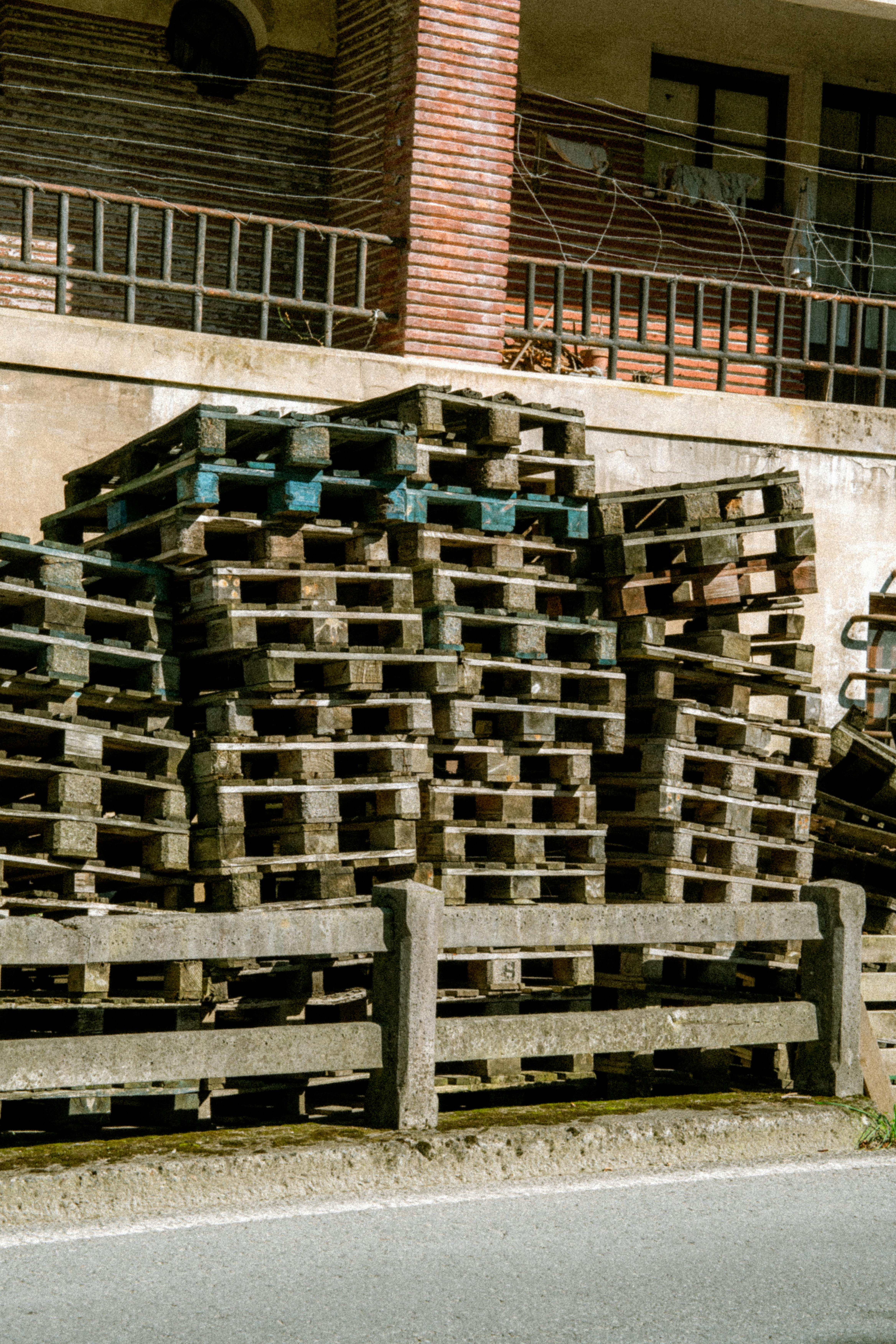 Gran pila de palets de madera recuperados para mining urbano y construcción sostenible