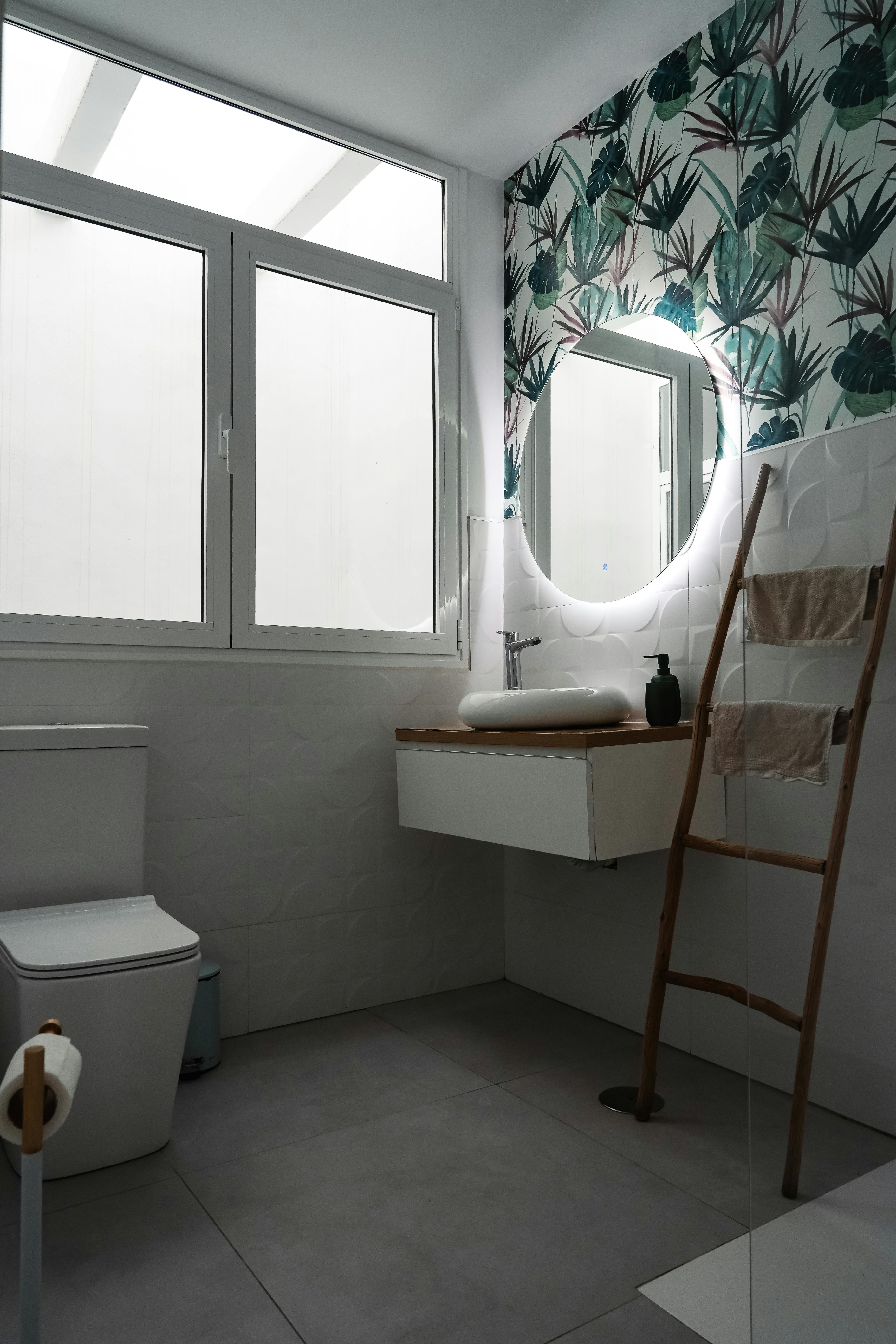 Baño moderno con espejo retroiluminado LED ideal para el ciclo circadiano
