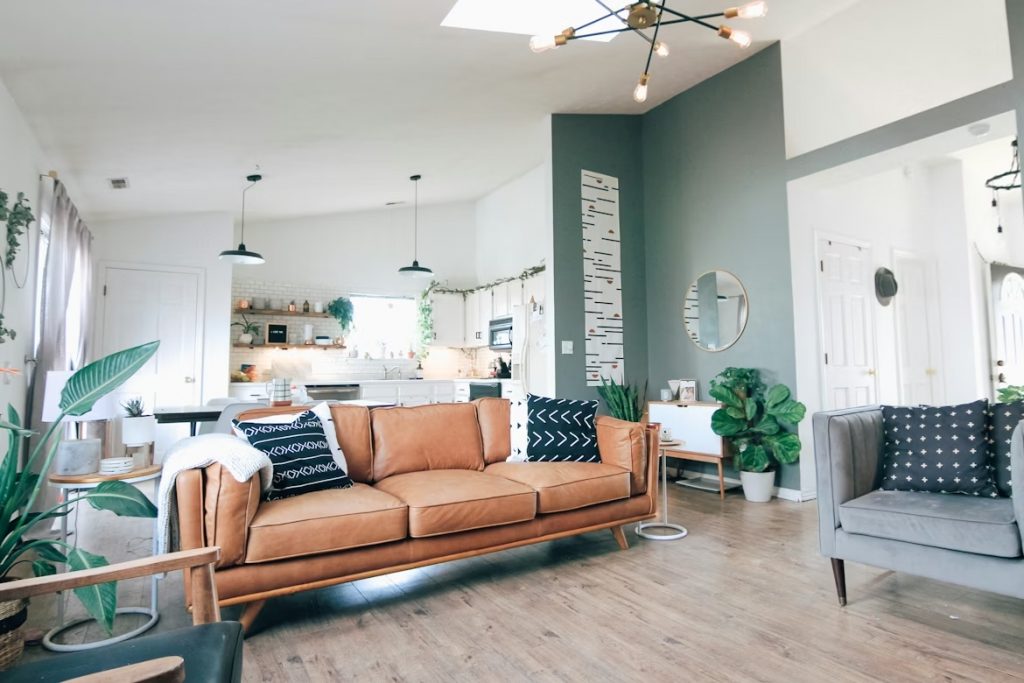 Interior de vivienda con confort térmico natural y ahorro energético en verano