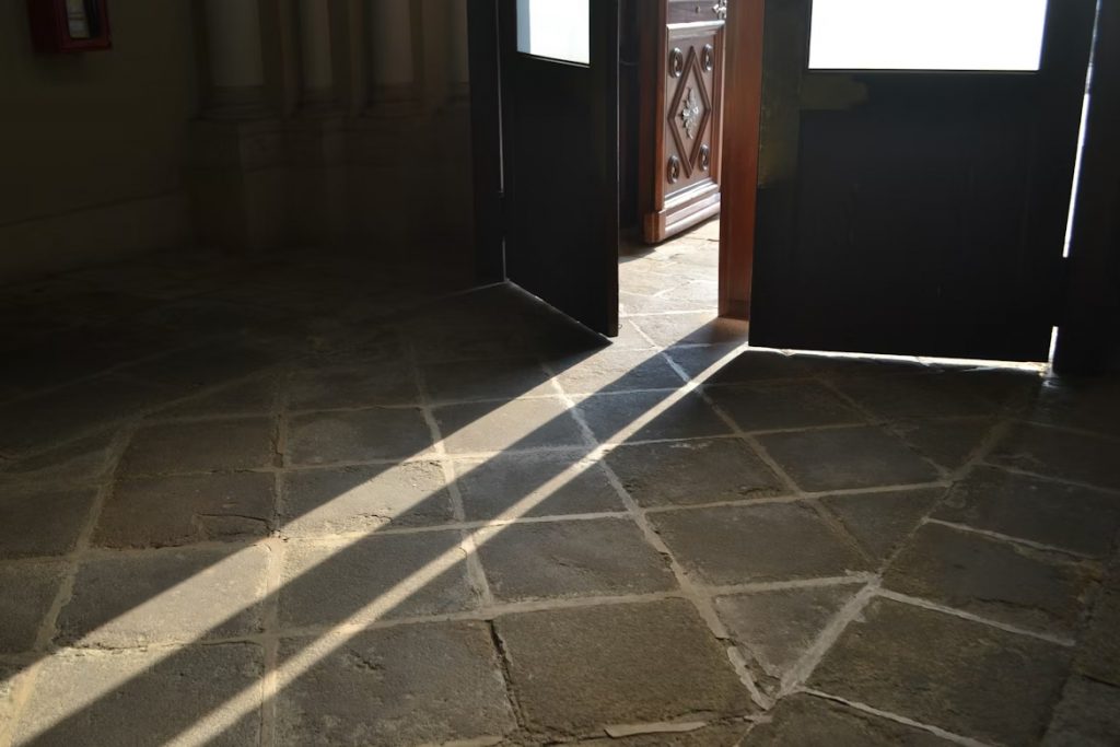 Suelo de piedra tradicional con alta inercia térmica para mantener la casa fresca en verano